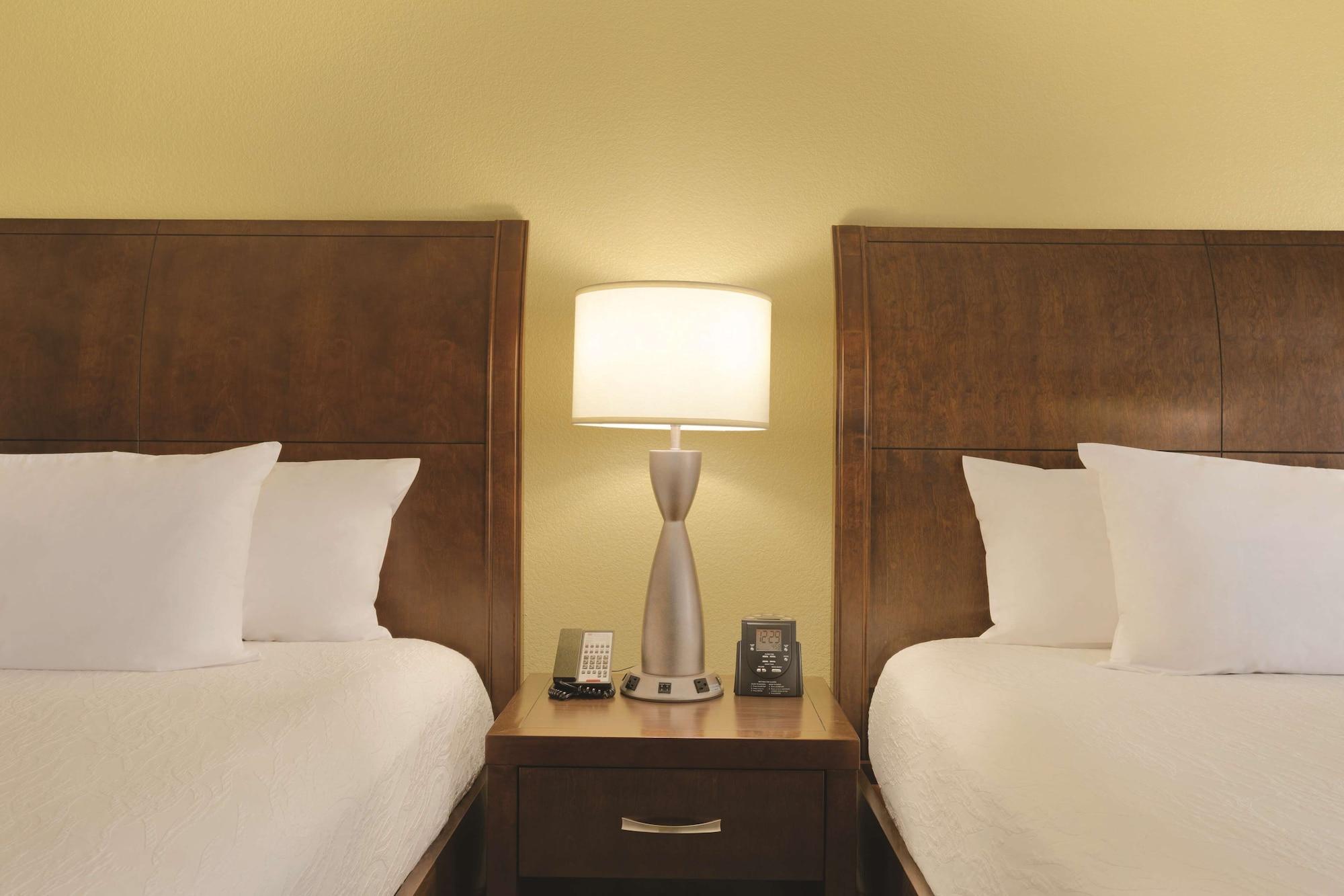 Hilton Garden Inn Anaheim/Гардън Гроув Екстериор снимка