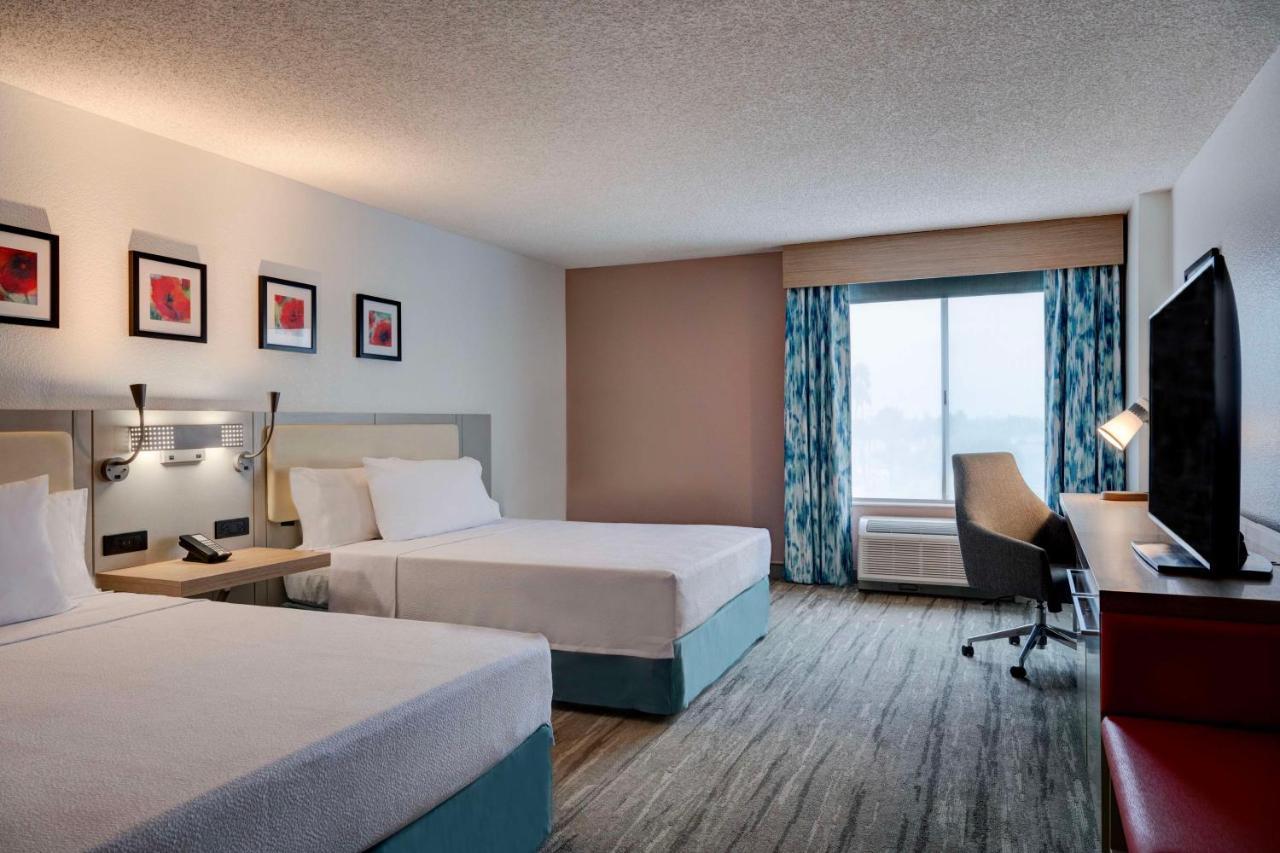 Hilton Garden Inn Anaheim/Гардън Гроув Екстериор снимка