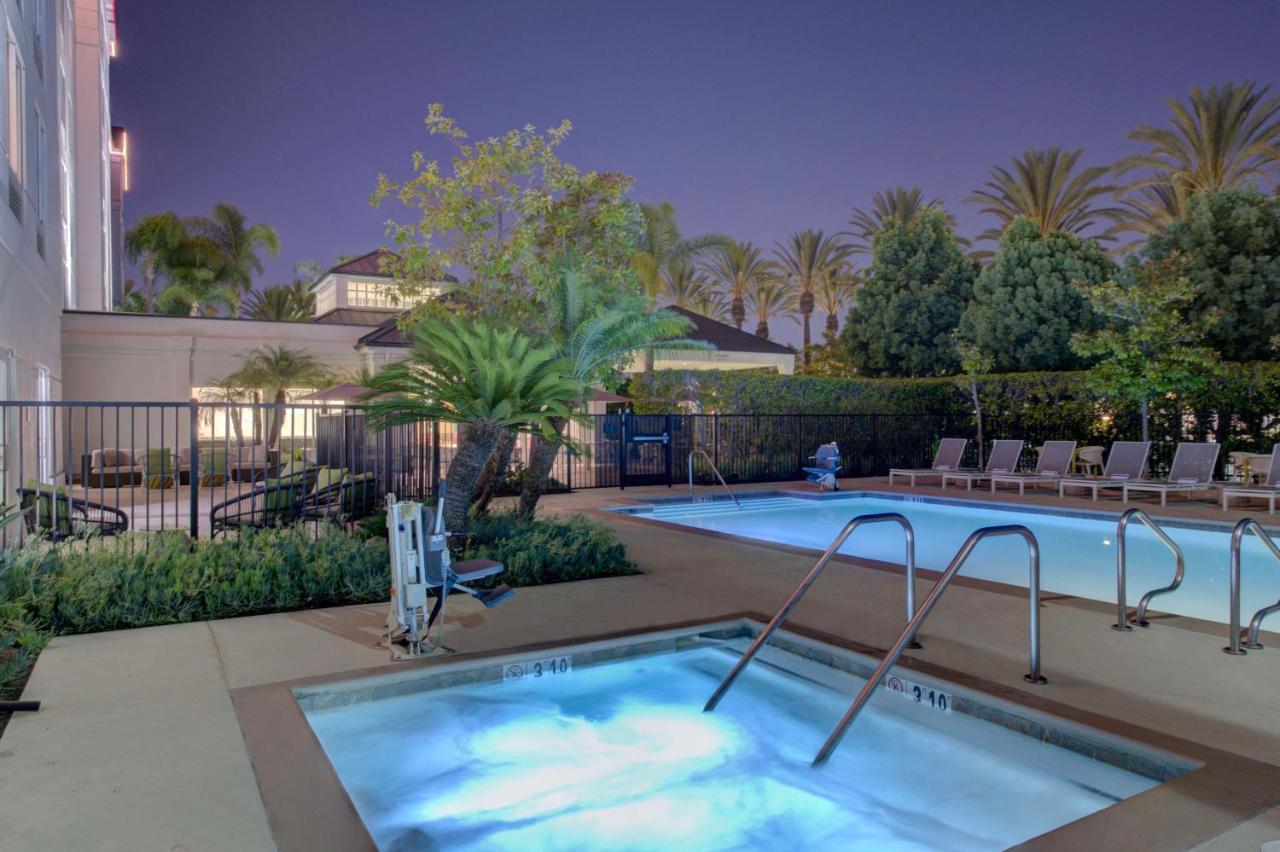 Hilton Garden Inn Anaheim/Гардън Гроув Екстериор снимка