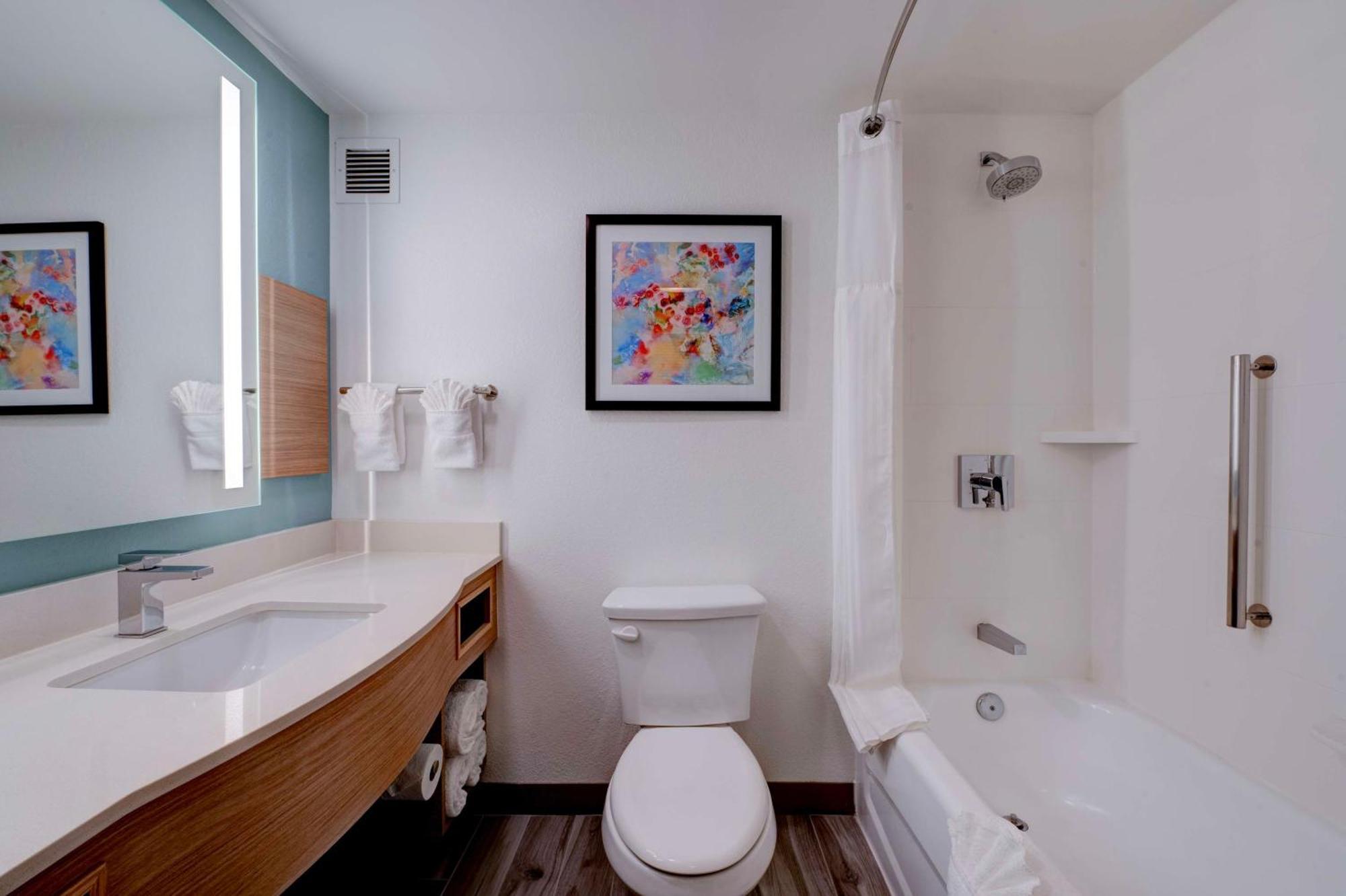 Hilton Garden Inn Anaheim/Гардън Гроув Екстериор снимка