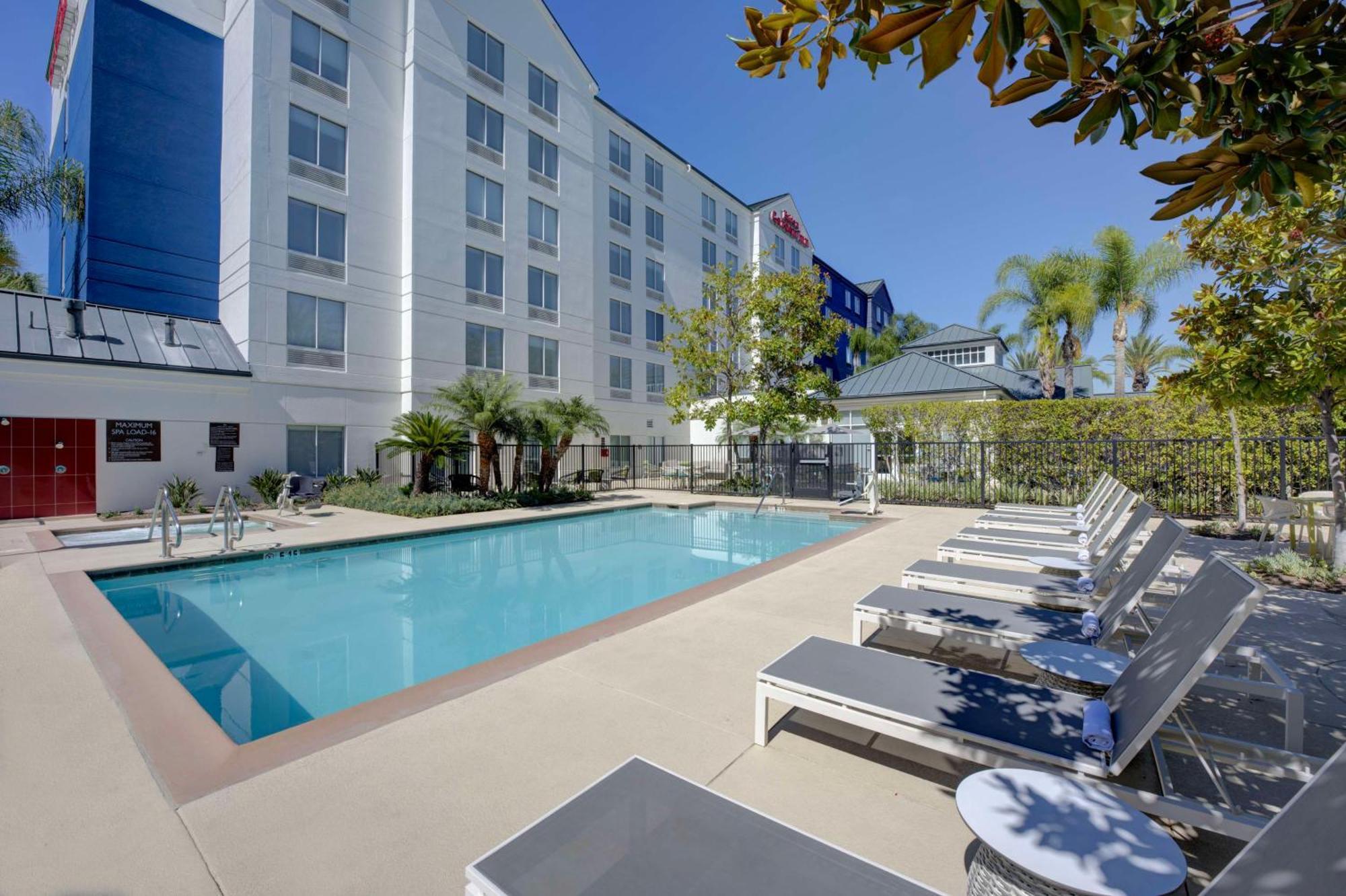 Hilton Garden Inn Anaheim/Гардън Гроув Екстериор снимка