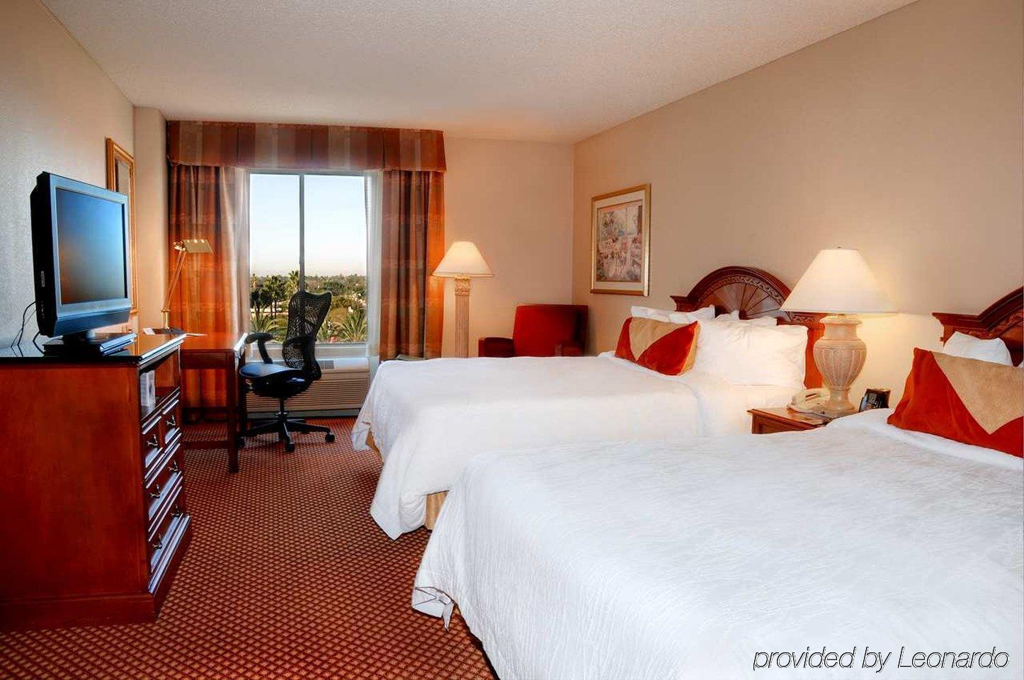 Hilton Garden Inn Anaheim/Гардън Гроув Стая снимка