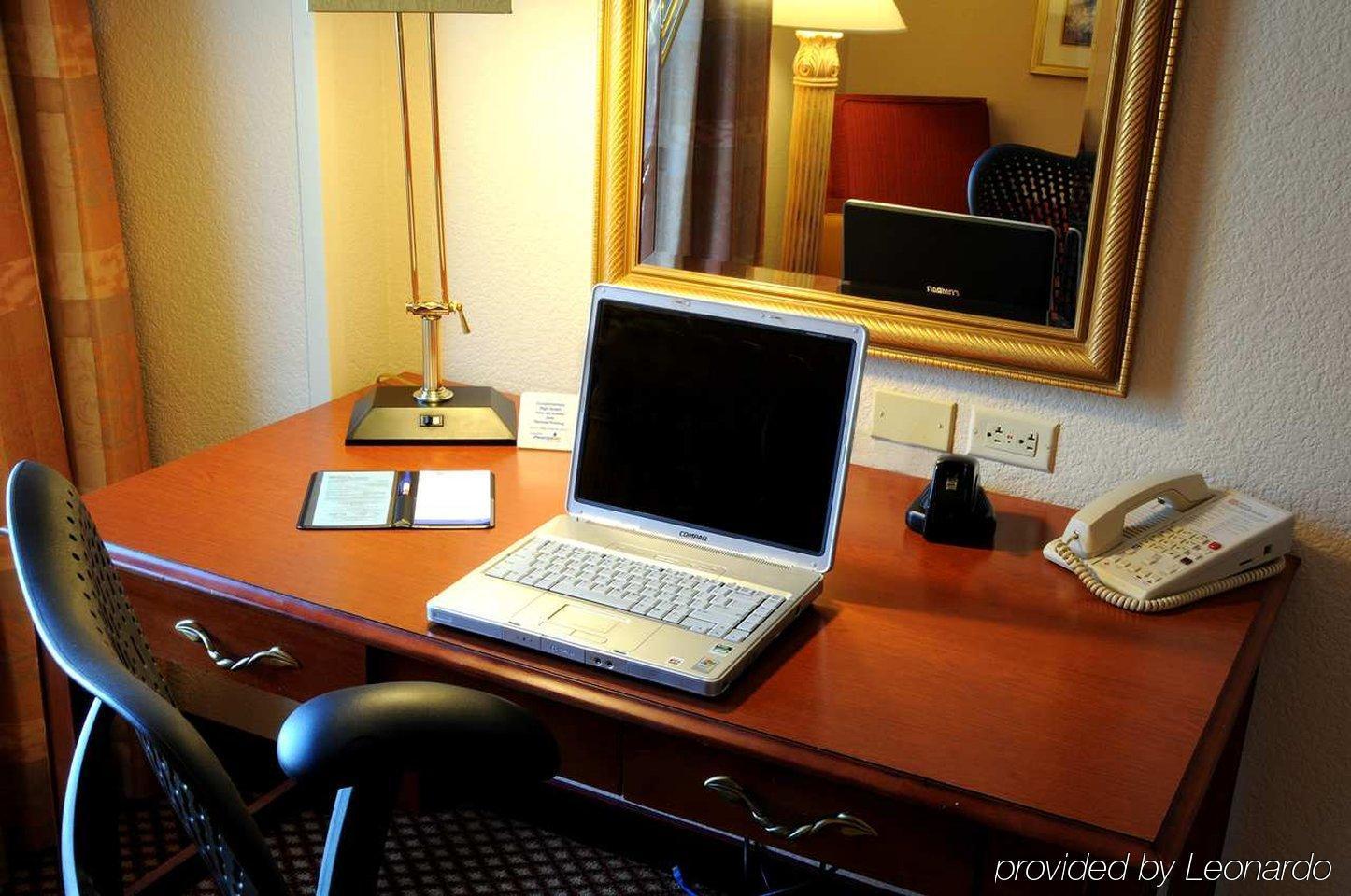 Hilton Garden Inn Anaheim/Гардън Гроув Стая снимка