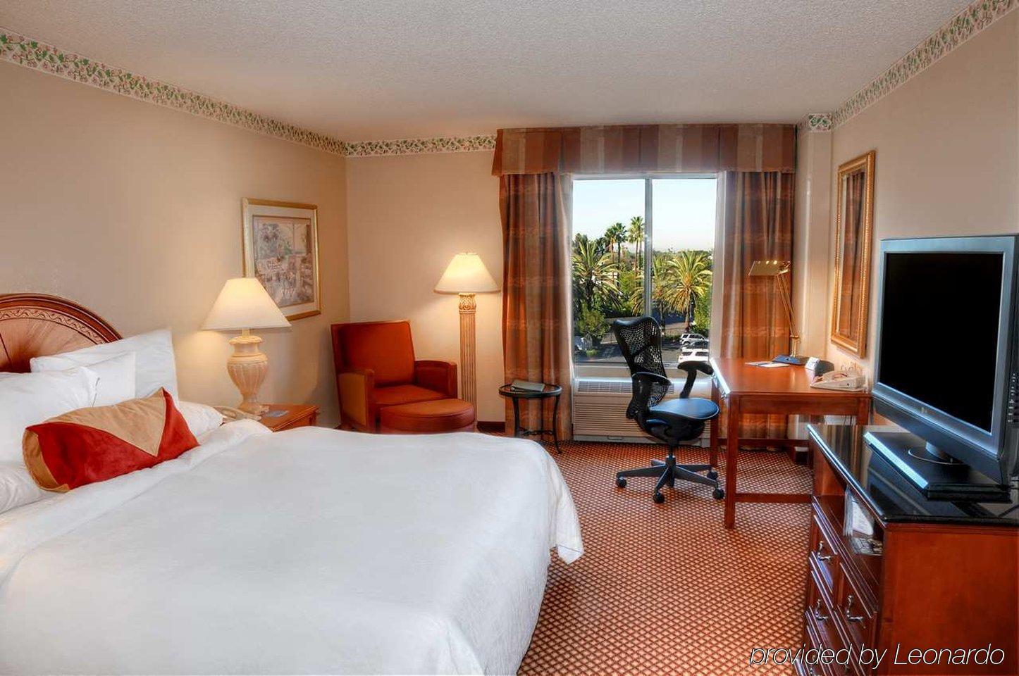 Hilton Garden Inn Anaheim/Гардън Гроув Екстериор снимка